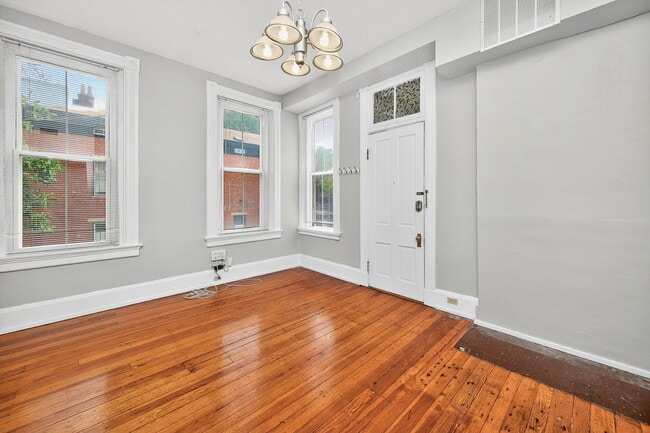 Building Photo - 215 E University Ave