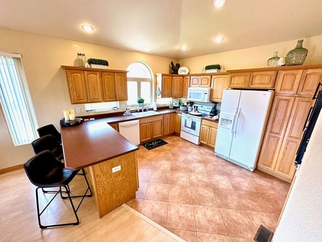 Building Photo - 6 BED | 3 BATH | TRIPLE GARAGE | RED ROCK ESTATES