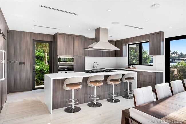 Building Photo - 2700 N Bay Rd