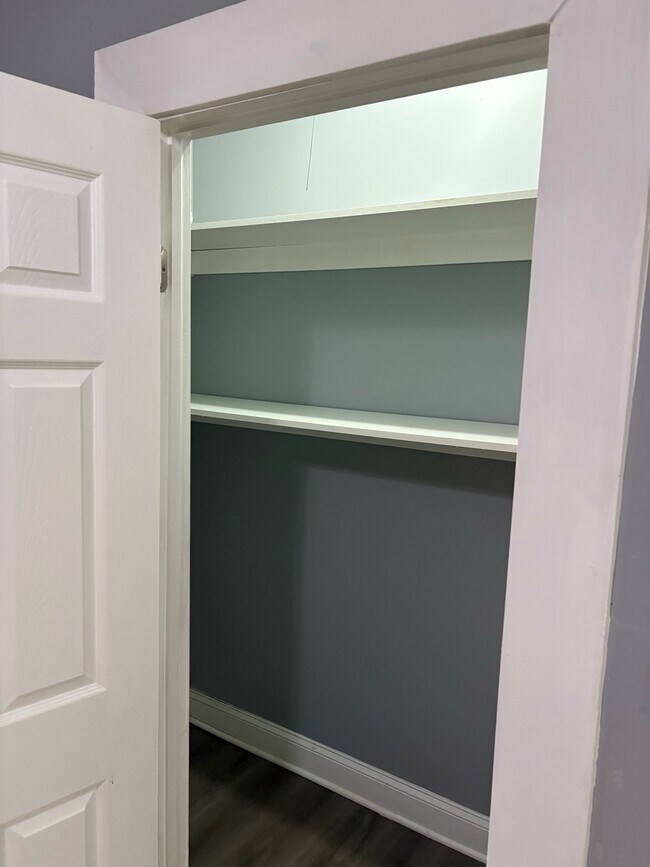 Building Photo - 54 N Morley St