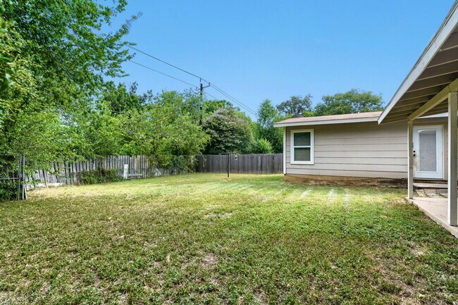 Building Photo - 8106 Windlake Dr