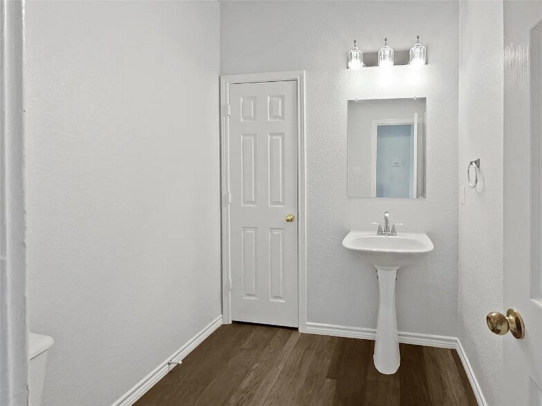 Building Photo - 1621 Cattail Creek Dr