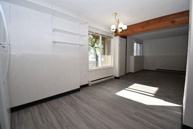 Building Photo - Ground Level 2 Bed Apartment in Great Loca...