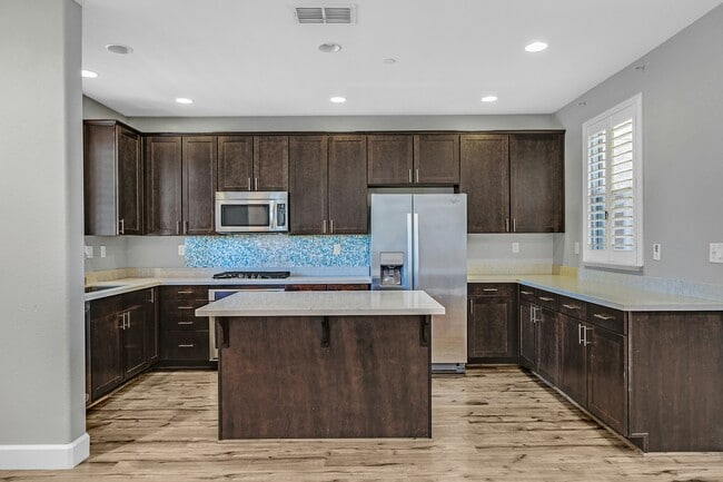 Building Photo - 210 Stratus Common