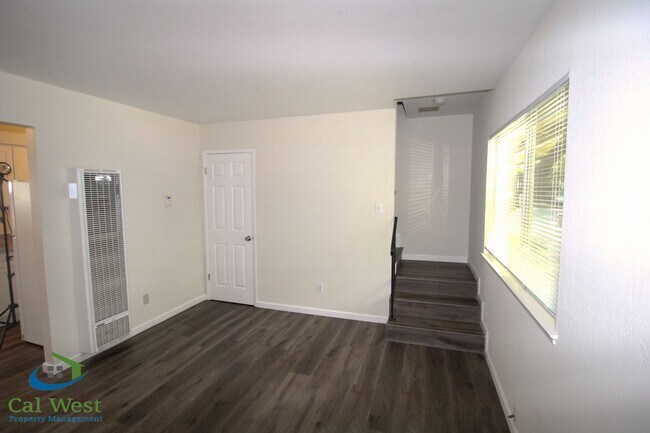 Building Photo - $2495 - 2 Bed 1.5 Remodeled 2 Story Towhn Home Near Keily and Saratoga