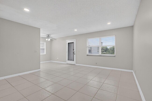 Building Photo - 40 Burgundy A