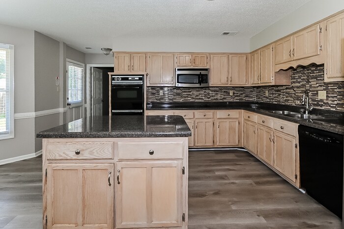 Building Photo - 9008 Country Leaf Cove