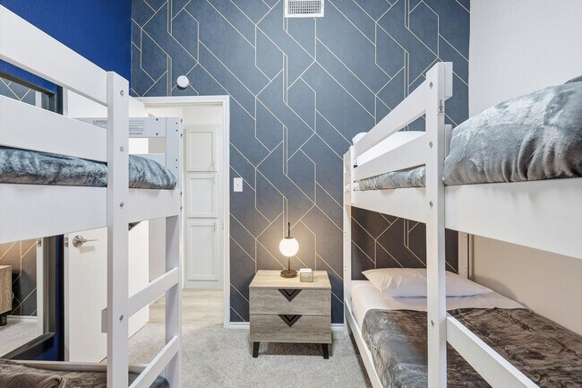 Building Photo - 2 St Charles Pl