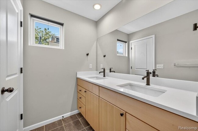 Building Photo - 1087 Hampton Cir