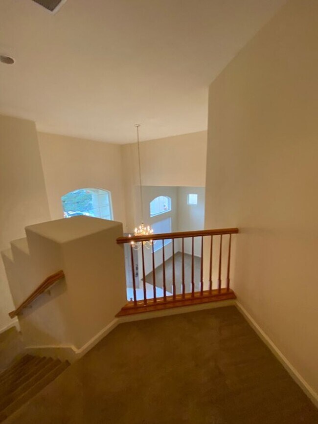 Building Photo - Rare Find! 5 bedroom spacious family home in a gated community Roseville.