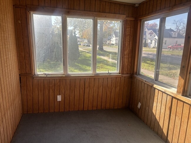 Building Photo - 527 9th St SW