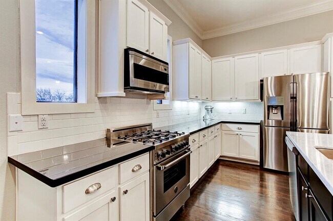 Kitchen Counters - 2419 Reinerman St