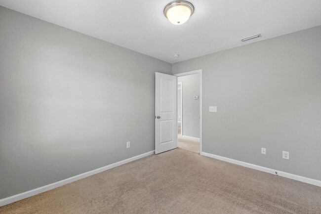 Building Photo - Newer Home, Granite Counter-Tops, Wood Laminate Flooring, SS Appliances, Garage, Fenced, Must See!