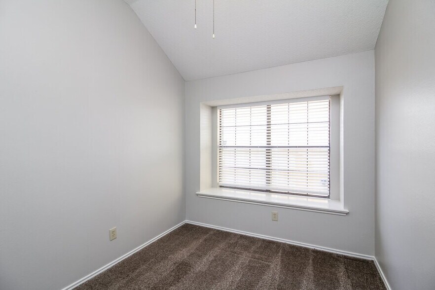 Building Photo - 2506 Arapaho Dr