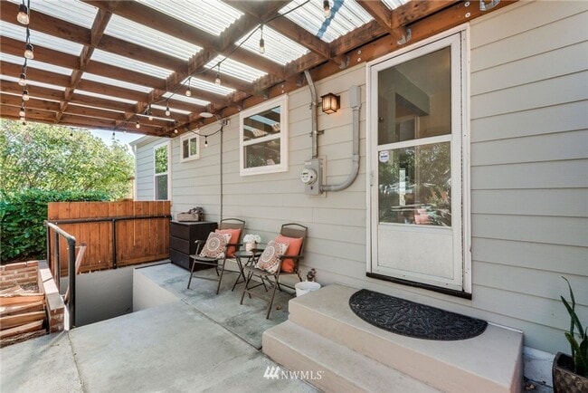 Building Photo - Beautiful Craftsman House with Large Yard and Detached Garage!