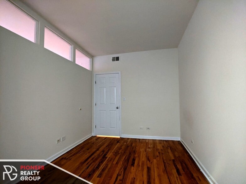 Building Photo - 914 W Dakin St