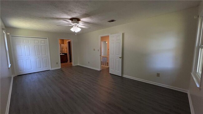 Building Photo - 2421 Fieldstone Dr SE