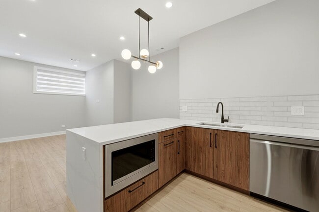 Building Photo - 2355 W Flournoy St