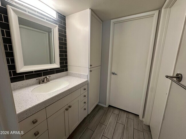 Building Photo - 5525 E Thomas Rd