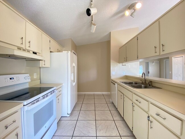 Building Photo - TWO BEDROOM W/ BONUS ROOM - Move In Ready