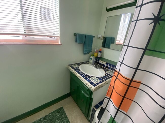 Building Photo - Awesome 2 bedroom Bungalow in Cory-Merill Neighborhood