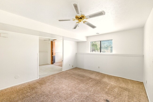 Building Photo - Available Immediately! 3 Bed 1 Bath in Denver