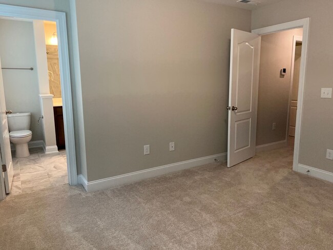 Building Photo - 3 Bed | 2.5 Bath Townhouse in Cary with Tw...