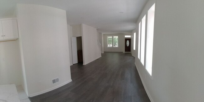 Building Photo - 4 Bedroom 3.5 Bath Home