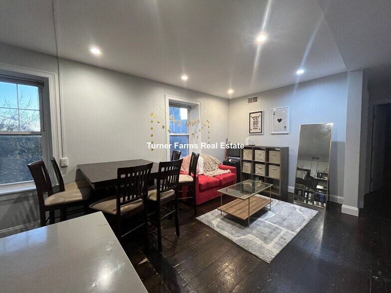 Building Photo - 998 Tremont St