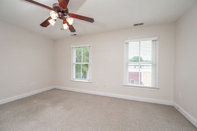 Building Photo - Modern 3BR/2.5BA Oregon Hill Townhome with 2-Car Garage — Walk to VCU & James River — $2,550/mo!