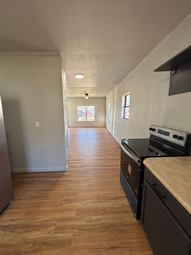 Building Photo - Newly Renovated 2 Bedroom