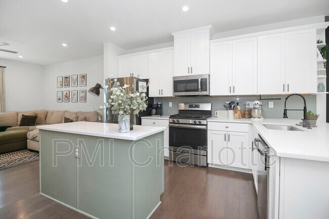 Building Photo - 256 Parkwood Ave