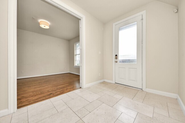 Building Photo - 210 E 28th St