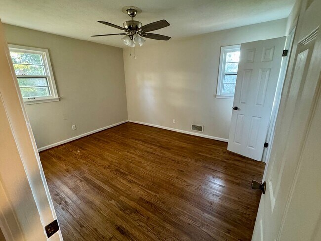 Building Photo - 3 Bedroom Home in Saks!