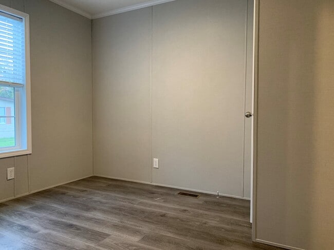 Building Photo - 115 Desander Dr