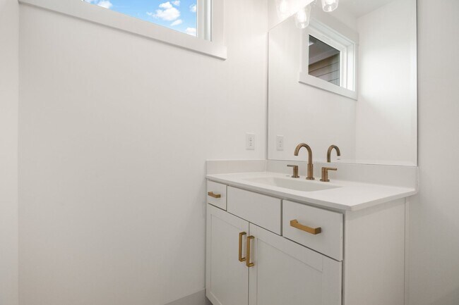 Building Photo - Beautiful 4-bedroom, 4-bathroom Custom Home Durham, NC