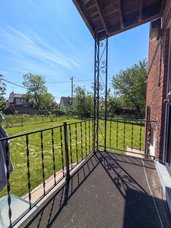 Building Photo - 9392 Woodside St