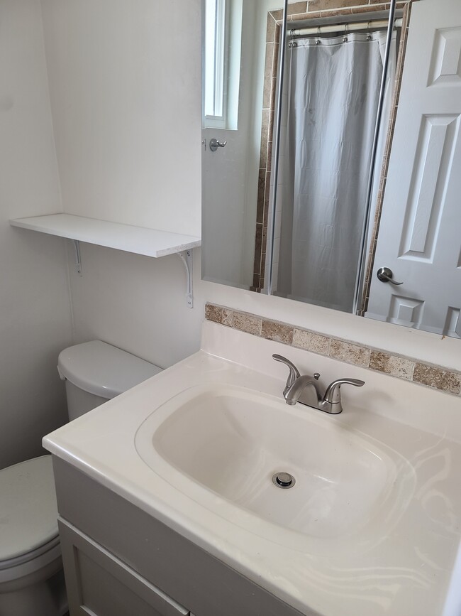 Building Photo - 1323 W Mauretania St