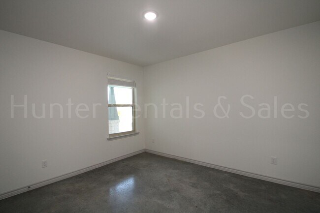 Building Photo - 805 Freedom Cir