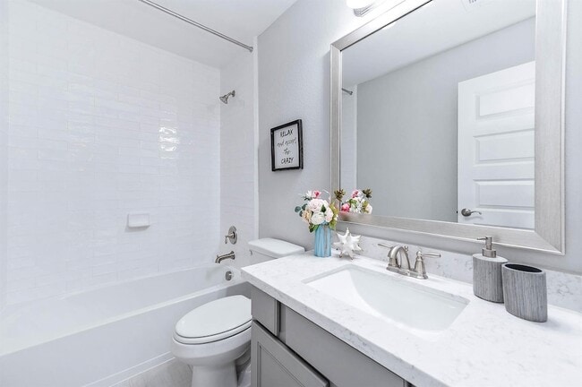 Building Photo - 2022 Groveland Glen Dr