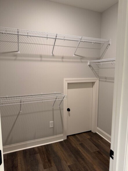 Building Photo - End Unit 3 Bedroom Townhome in Auburn