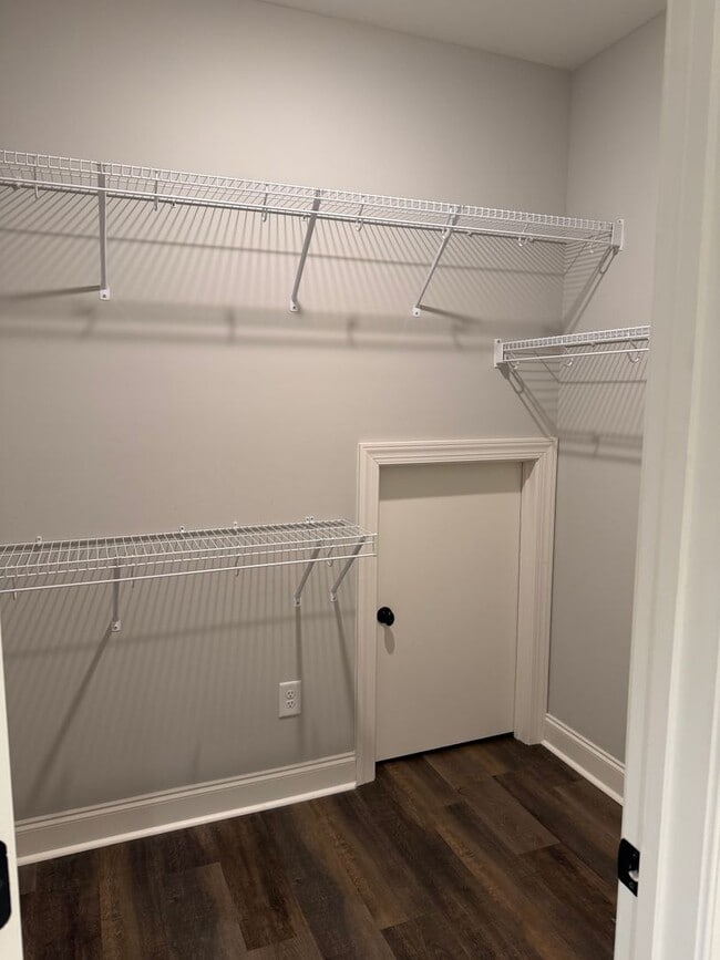 Building Photo - End Unit 3 Bedroom Townhome in Auburn