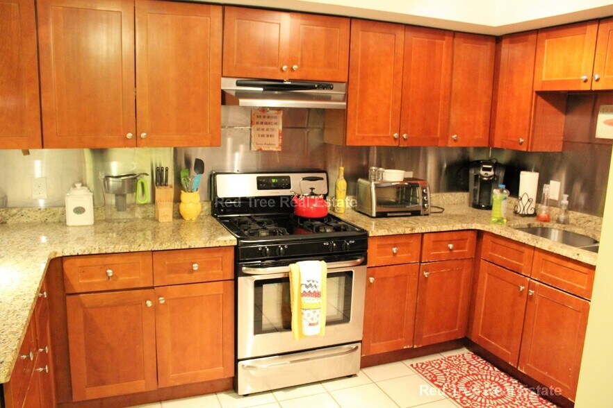 Building Photo - 10 Strathmore Rd