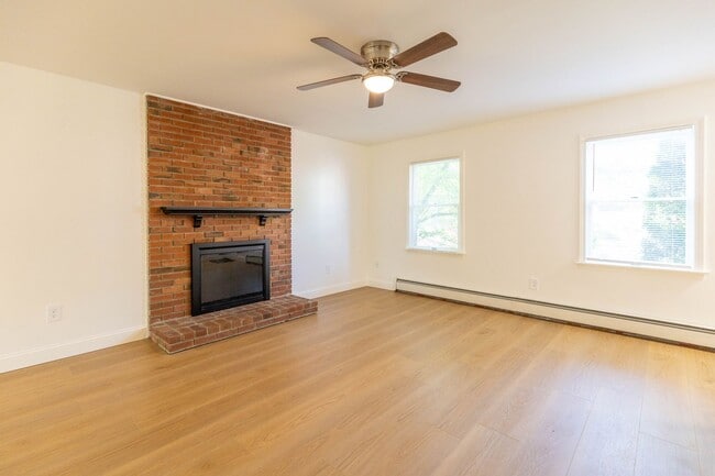 Building Photo - Beautifully Renovated 2 Bed, 2 Bath Coloni...