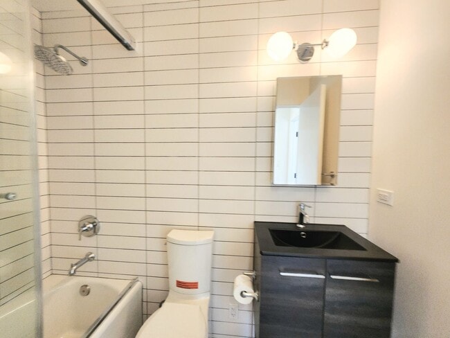 Building Photo - Meticulously renovated 2 bedroom duplex home in central San Mateo