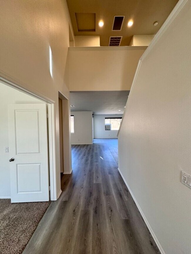 Building Photo - MOVE IN SPECIAL!! Move in on or before Oct...