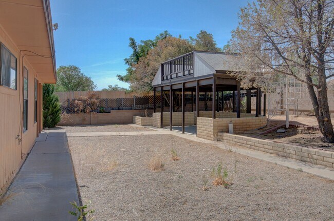 Building Photo - Amazing 3 Bedroom in Central Rio Rancho!