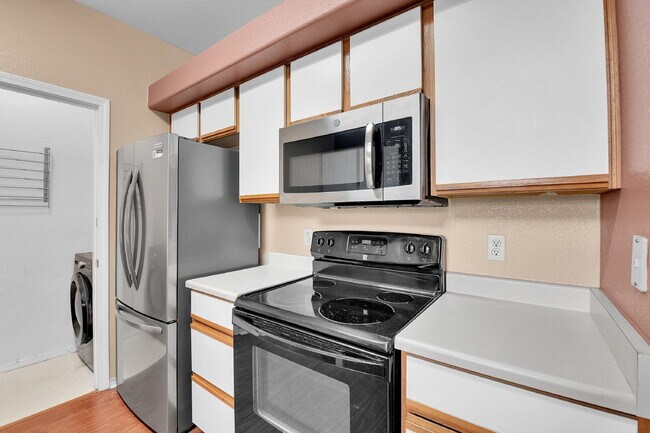 Building Photo - $2,195.00, 2 bed, 1 .5 bath located in Aur...
