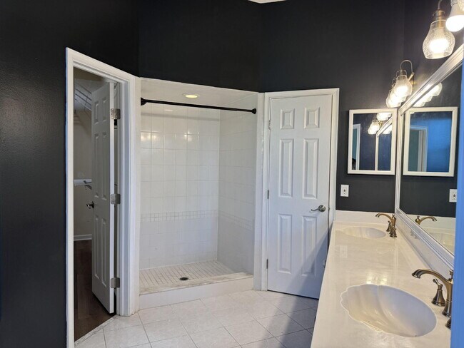 Building Photo - 7 Deerwood St