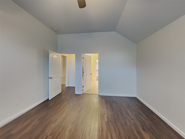 Building Photo - 2515 Pioneer Oaks Dr